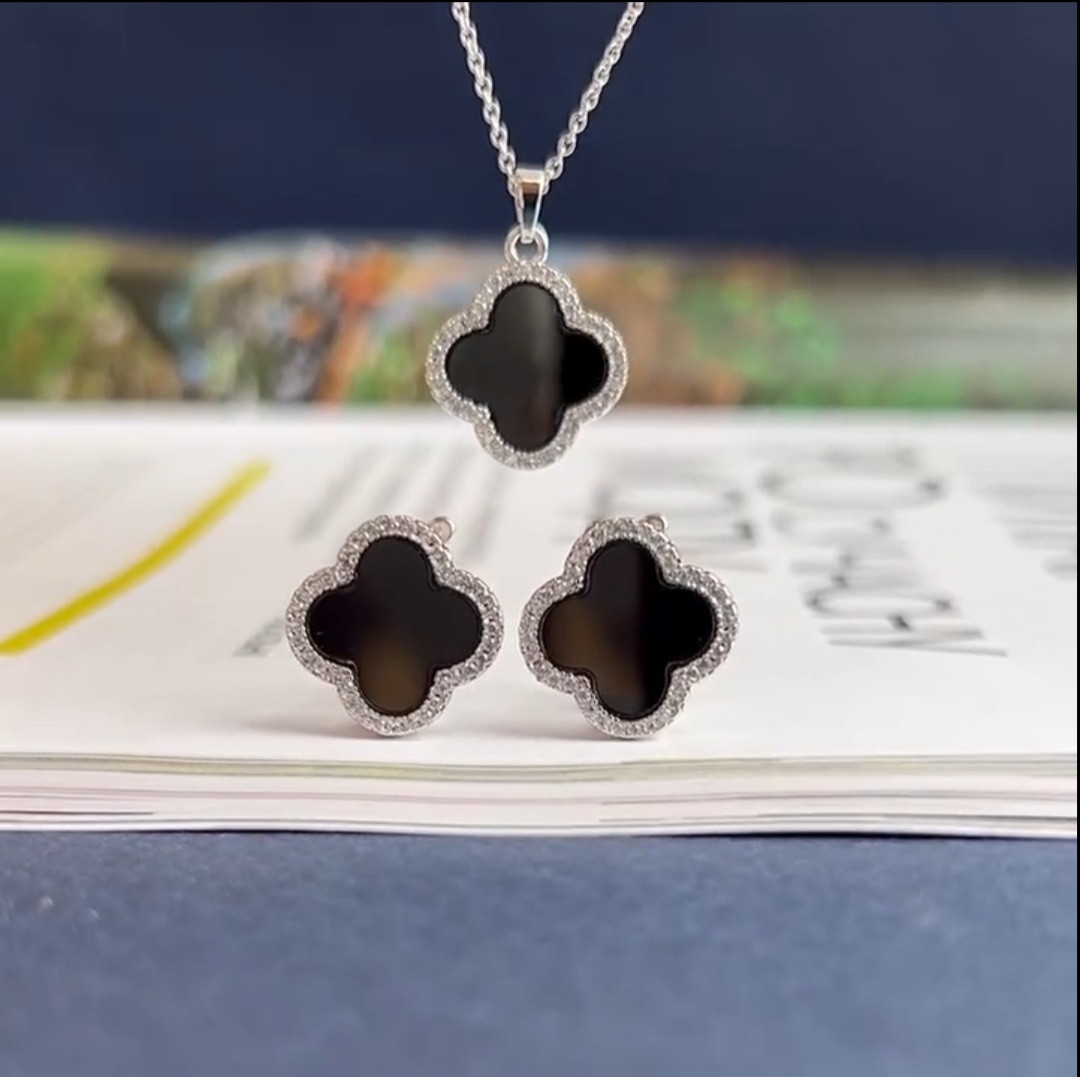 Комплект прикрас Сережки Клевер і кольє з чорним конюшином і фіанітами комплект біле медзолото, фото 1