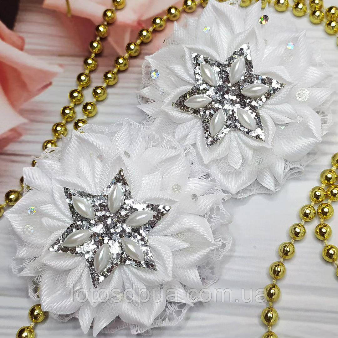 Розкішний бант новорічний на резинкі для волосся (бантик білий ручної роботи новорічні банти в школу канзаші на голову для дівчат)