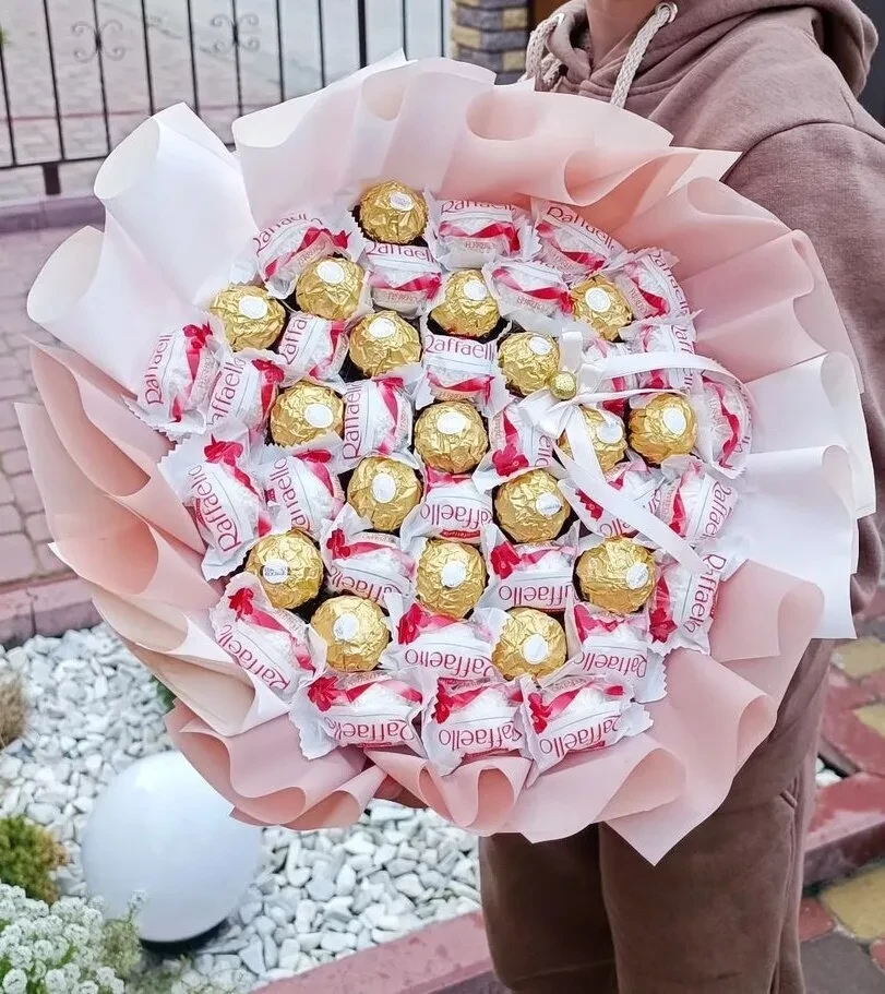 Букет з цукерок Ferrero Ферреро Роше (18 шт.) і Рафаелло Raffaello (30 шт.) солодкий подарунок в руку рожевий