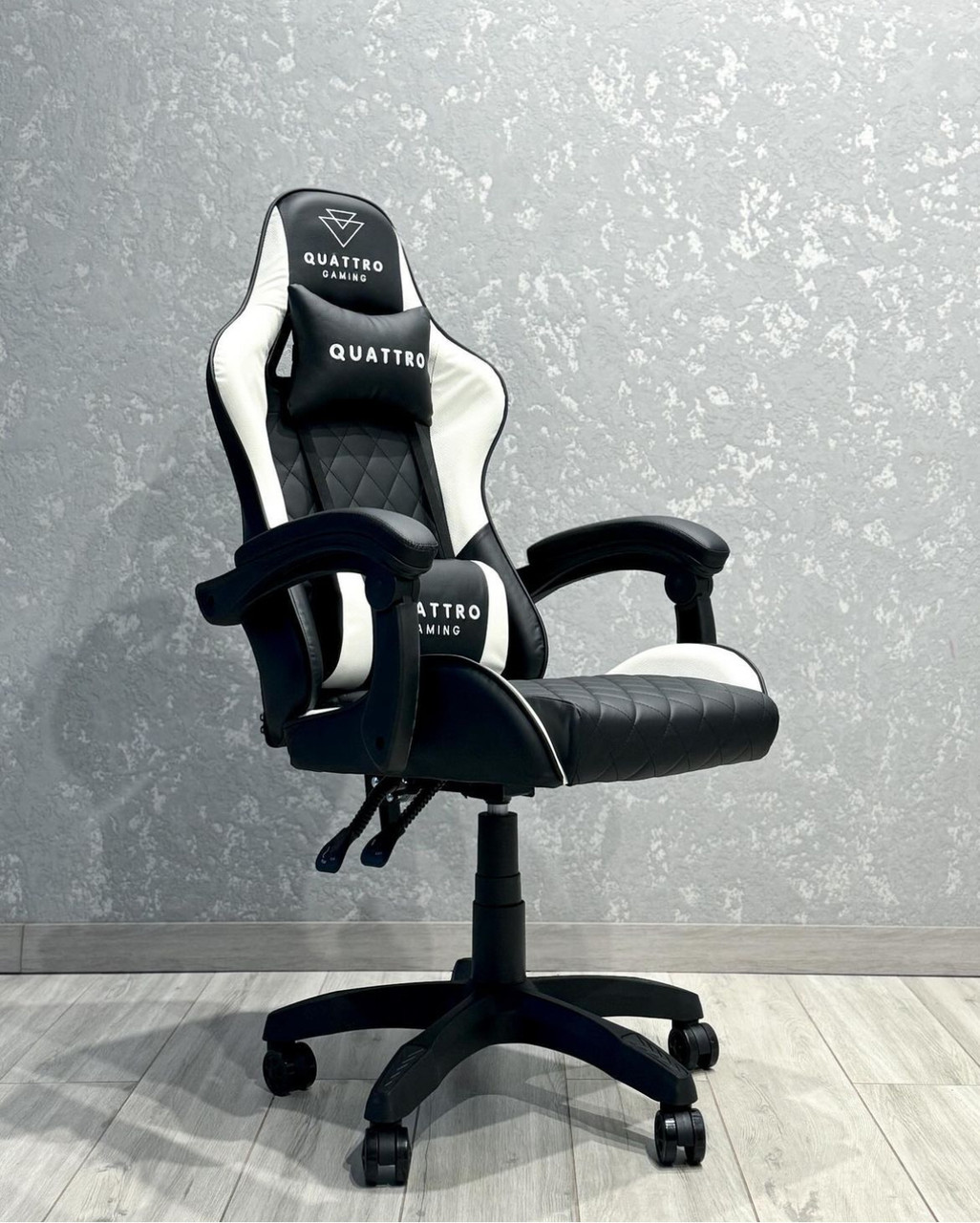 Крісло геймерське Quattro Gaming чорно-біле ігрове комп'ютерне