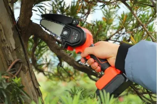 Міні пила Mini Electric Chain Saw у валізі для обрізання дерев та розпилу дров 24V Помаранчева Лучшая цена