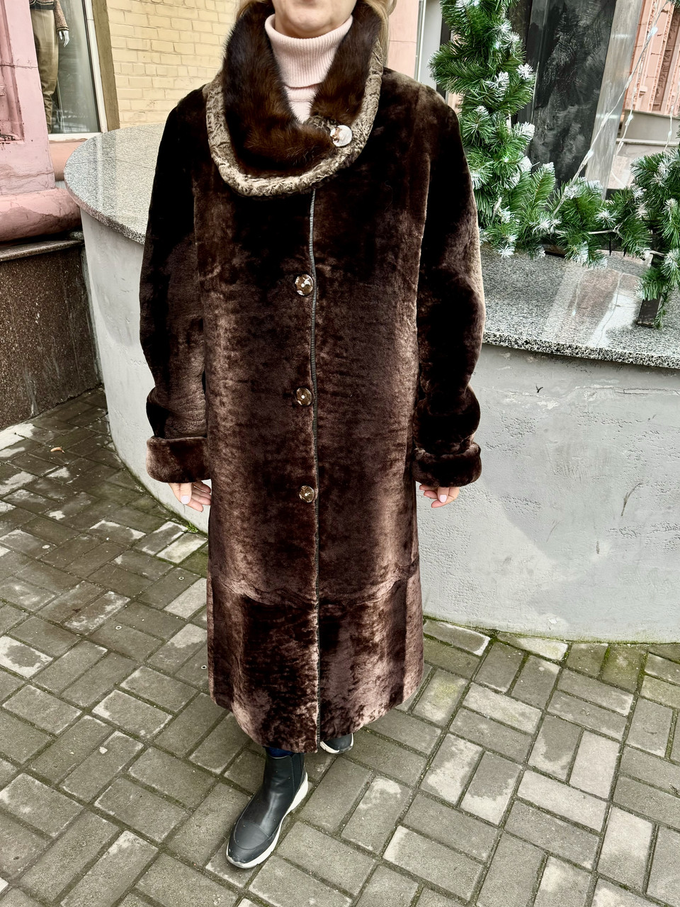 Шуба женская натуральная мутоновая коричневая с воротником из норки и каракуля - фото 3 - id-p2043252340