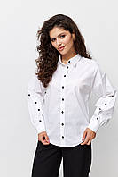 Женская рубашка с контрастным пуговицами в белом цвете Modna KAZKA MKRM4135-1