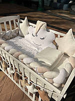 Комплект постели в детскую кроватку с бортиком косичкой, тучкой и звездочками Молочний