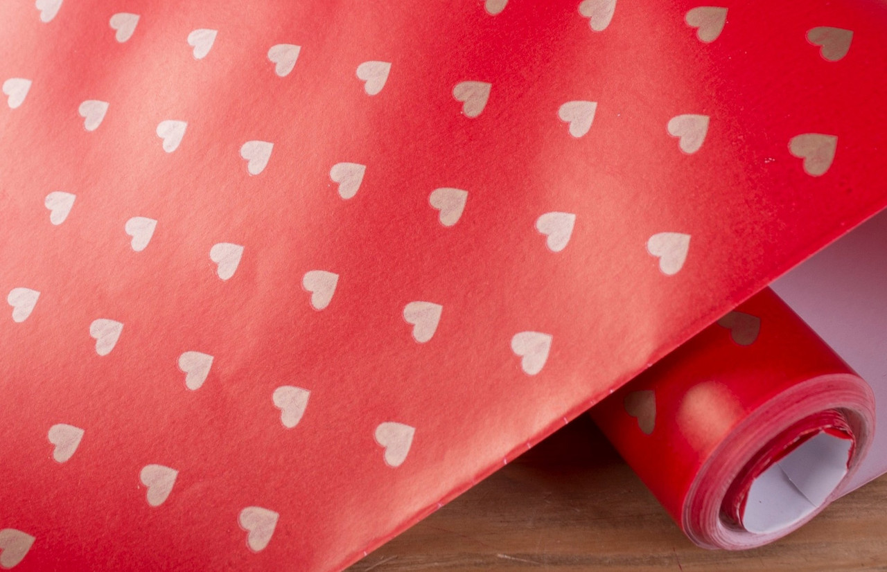 Подарунковий крафт папір у рулоні "Сердця на червоному" 70см х 10 м