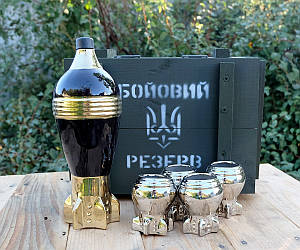 Бойовий резерв - пляшка міна та чарки в дерев'яному ящику