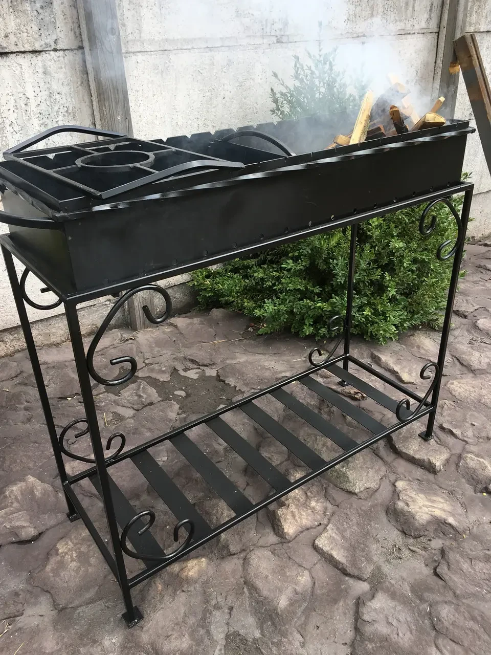 Мангал із дровницею на 15 шампурів товщиною 3 мм для грилю та барбекю – це універсальний мангал із сталі, оснащений дровницею., фото 1