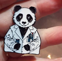 Брошь брошка значок пин медведь мишка панда доктор в белом халате металл эмаль врач