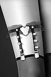 Гартер на ногу Bijoux Pour Toi - WITH HEART AND SPIKES Black, сексуальна підв'язка з сердечком, фото 2