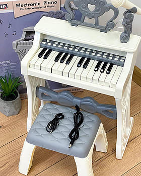 Піаніно класичне з бантиком, на підставці, стілець, мікрофон, білий