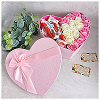 Подарочный бокс со сладостями и розами из мыла. Бокс в виде сердца для девушки на 14 февраля. Маме на 8 марта