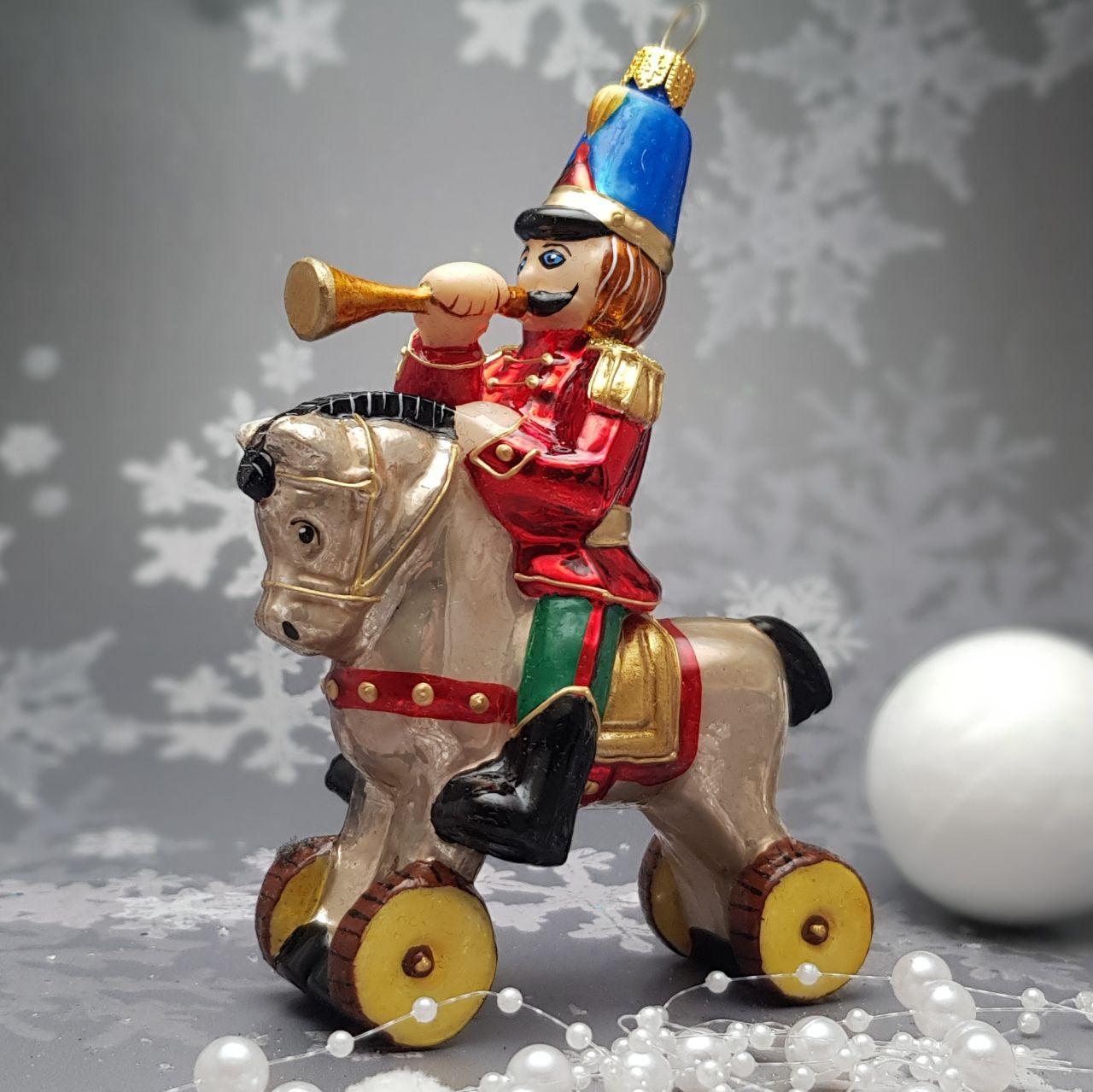 Скляна ялинкова іграшка солдат на лошадке  Komozja Family Santa Claus