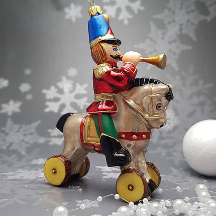 Скляна ялинкова іграшка солдат на лошадке Komozja Family Santa Claus, фото 3