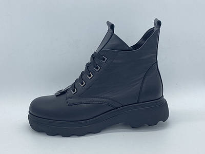 Зимові черевики. Украина. Розміри: чорна замша (41, 42, 43), чорна шкіра (42), бежева шкіра (41).