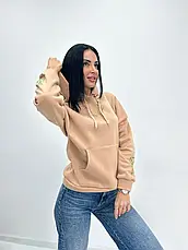 Тепле жіноче худі з капюшоном і принтом як у вишиванки бежева кофта, фото 3