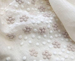 Льняна тканина середньої щільності з ніжною вишивкою (шир. 315 см)