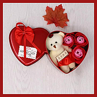 Подарочный набор с мыльным цветком с 3 розами 1 мишка Красный на праздник для близких или друзей в коробке