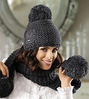 Красива жіноча в'язана вовняна шапка Petra Kamea.