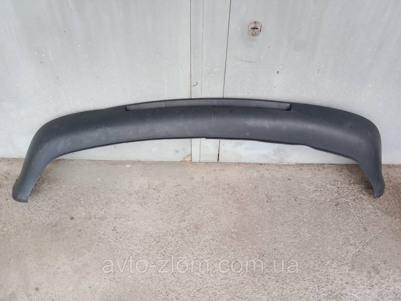 Губа переднього бампера Volkswagen Golf 4, Гольф 4. 1J0805903.