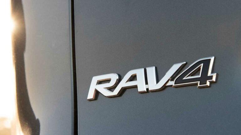 Шильдик емблема напис на багажник TOYOTA RAV-4 Тойота рав 4  колір хром
