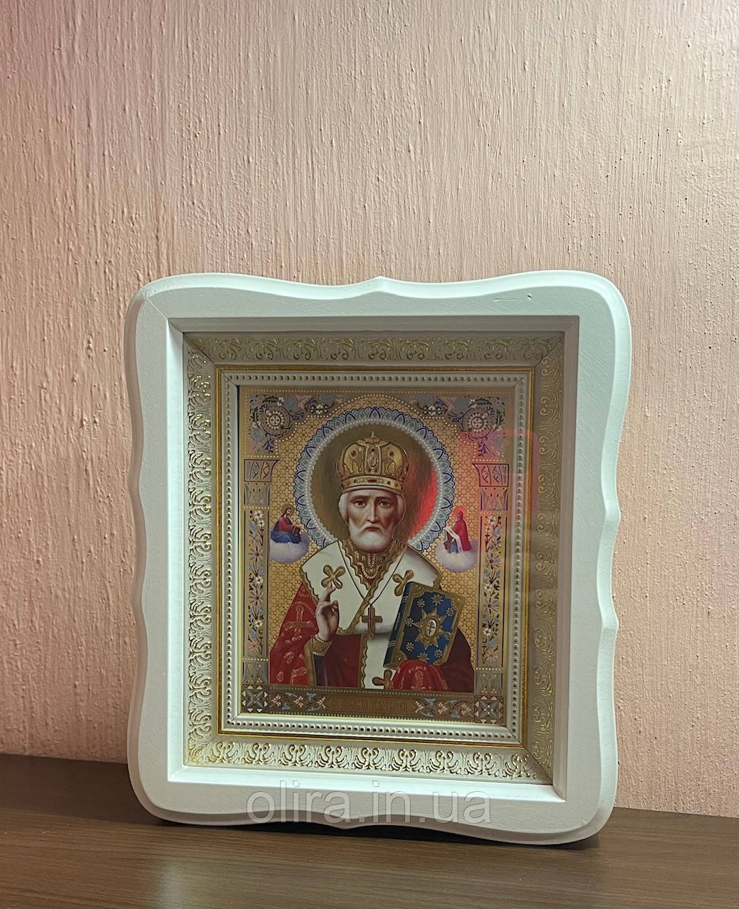 Ікона Святий Миколай Чудотворець в білому дерев’яному кіоті під склом
