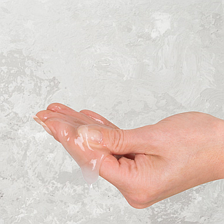 Ол аяғын көтеріп, кискасын көрсетті. Онлайн көру. Уфадағы транссексуалды эскорттар