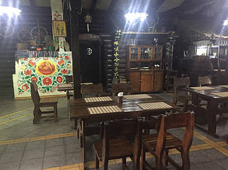 Деревянная мебель в интерьере ресторана "ХАТА GRILL" по трассе Киев-Житомир 17