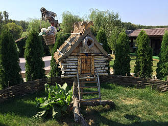 Деревянная мебель в интерьере ресторана-готеля "Джерело" 3