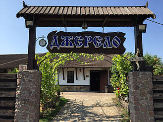 Деревянная мебель в интерьере ресторана-готеля "Джерело" 6