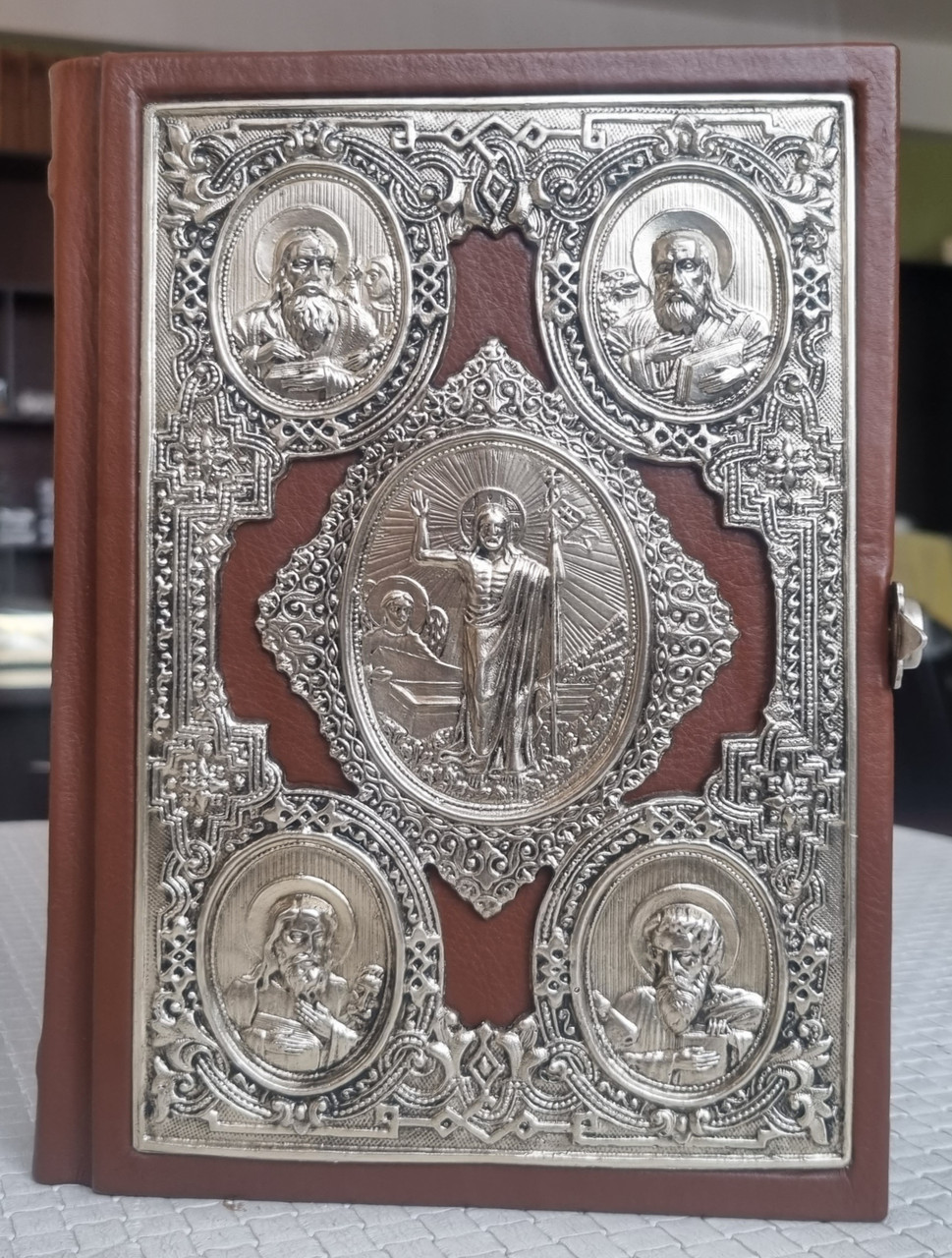 Книга Святе Євангелія требне оклад шкіра, ураїнська мова, розмір книги15*20,накладка сріблення,крупний шрифт