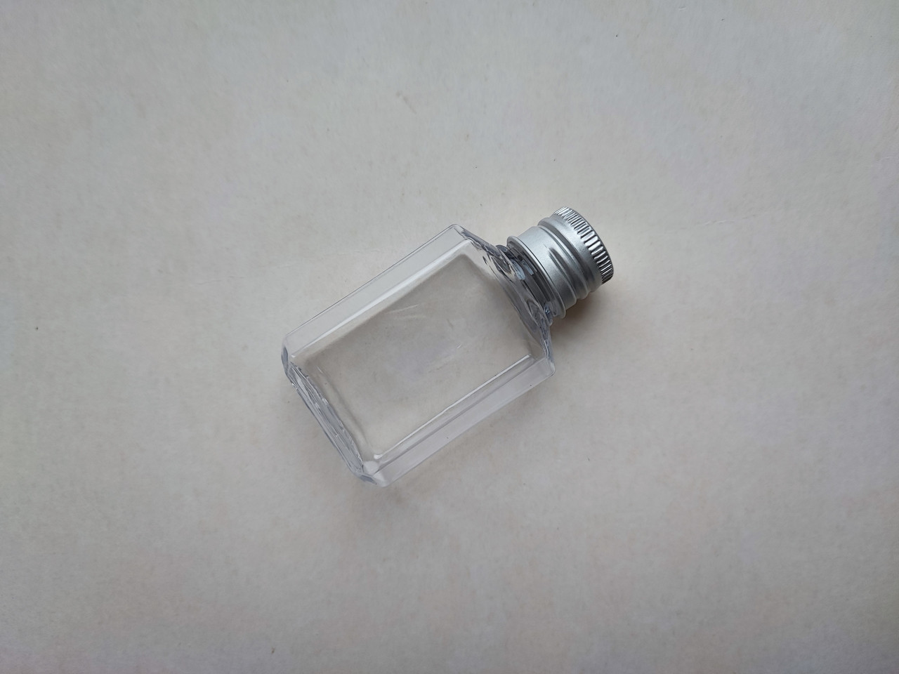 30 - 32 мл флакон Прямокутний ПЕТ прозорий з металевою сріблястою закруткою 18/410, пластиковий з ковпачком, кришкою