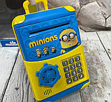 Сейф скарбничка банкомат для грошей дитяча Міньйон для монет і банкнот для дівчаток і хлопчиків на коліщатках, фото 3