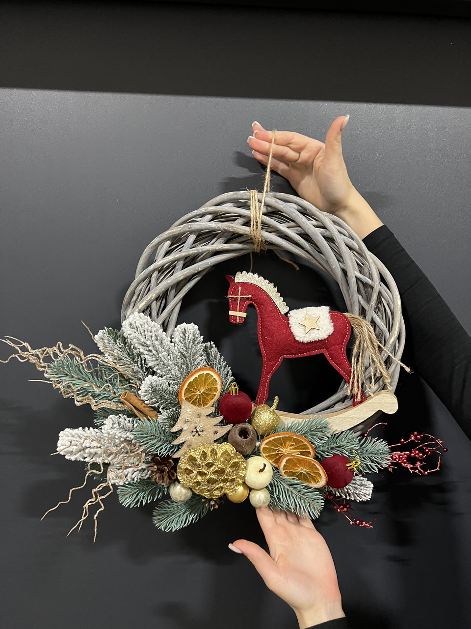 Дуже красивий вінок з лози та казковим коником , різдвяний вінок на двері