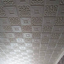 Декоративна самоклеюча 3D панель 700x700x3мм стельова наклейка ПВХ білий орнамент, фото 2