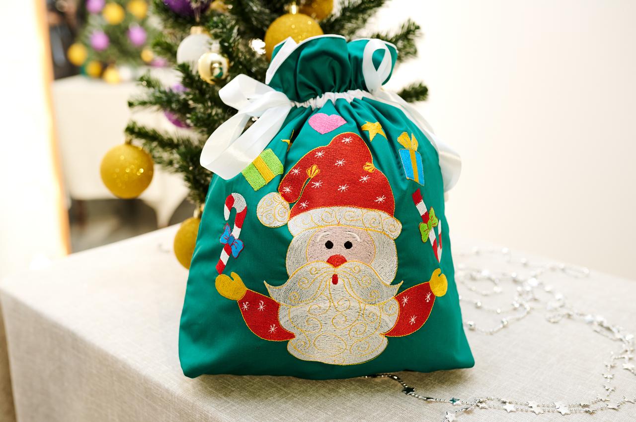 Новорічний різдвяний подарунковий мішечок — санти з подарунками, зелений