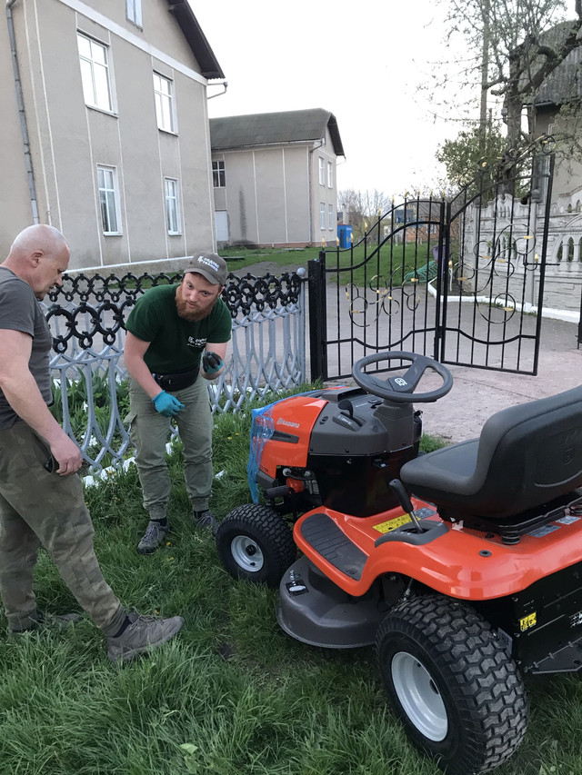 Доставка тракторів і райдерів Husqvarna по Україні Доставка тракторів і райдерів Husqvarna по Україні