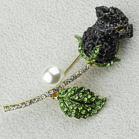 Брошка металева на золотистій основі троянда з різнобарвними стразами та перлиною розмір виробу 60х45 мм