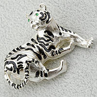 Брошка металева на сріблястій основі тигр із зеленими стразами, покрита емаллю розмір виробу 40х35 мм