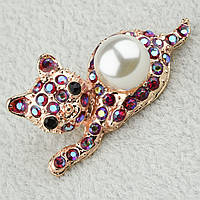 Брошка металева на золотистій основі кіт із стразами, що переливаються, та перлиною розмір виробу 40х20 мм
