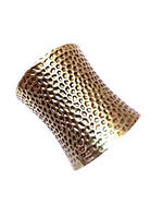 Широкий металлический женский браслет в античном стиле золотистого цвета.