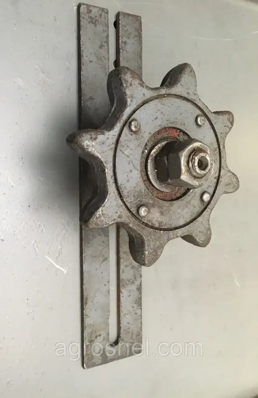 Зірочка z = 8,t = 38 натяжна в зібраному вигляді з кронштейном НІВА СК-5. 54-2-22-4А, фото 1