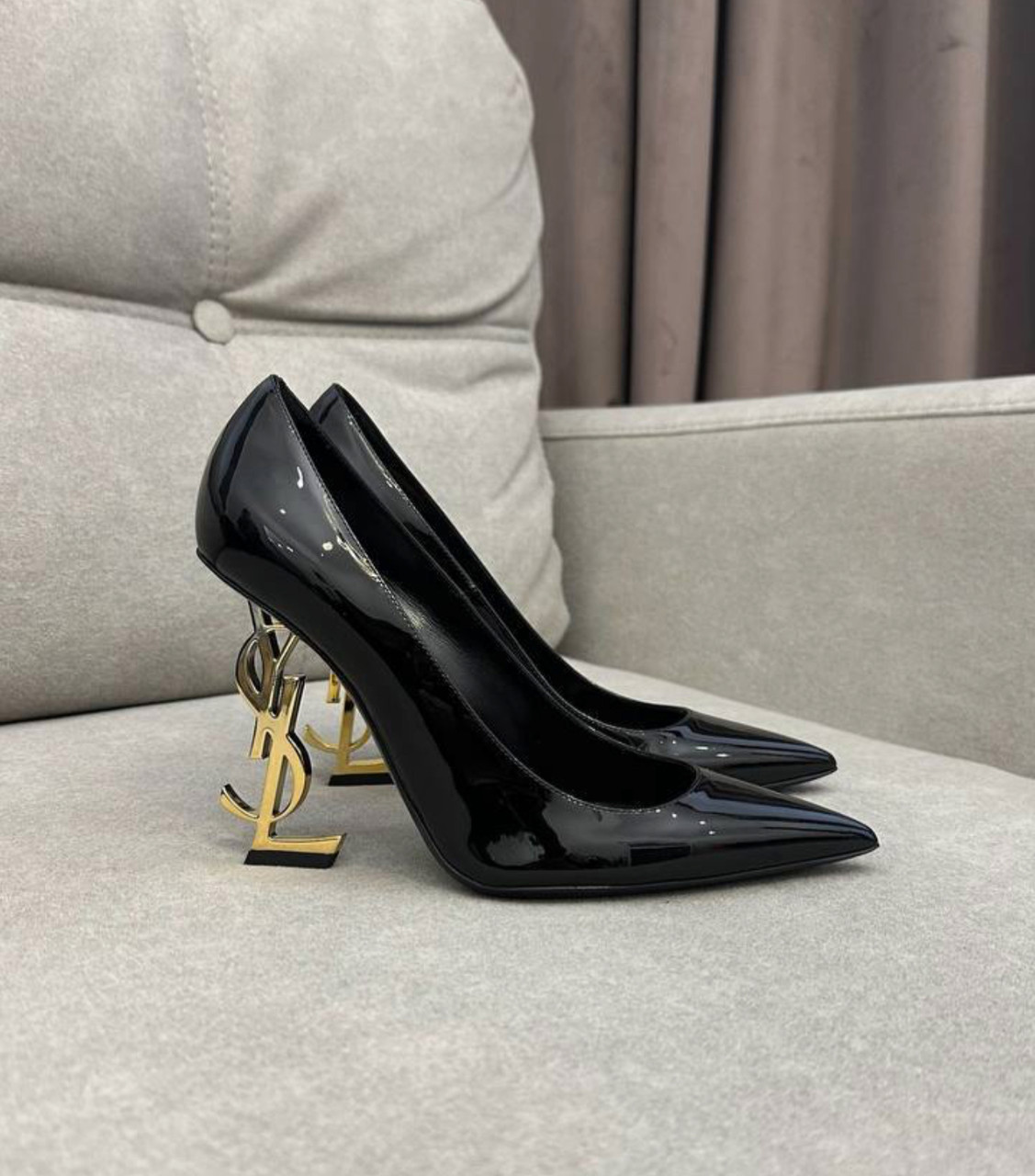 Жіночі чорні туфлі YSL Opyum Pumps на фігурному золотом-підборі шкіра туфлі Yves Saint Laurent Ів Сен Лоран
