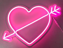 Неонова вивіска Серце зі стрілою (380х260)