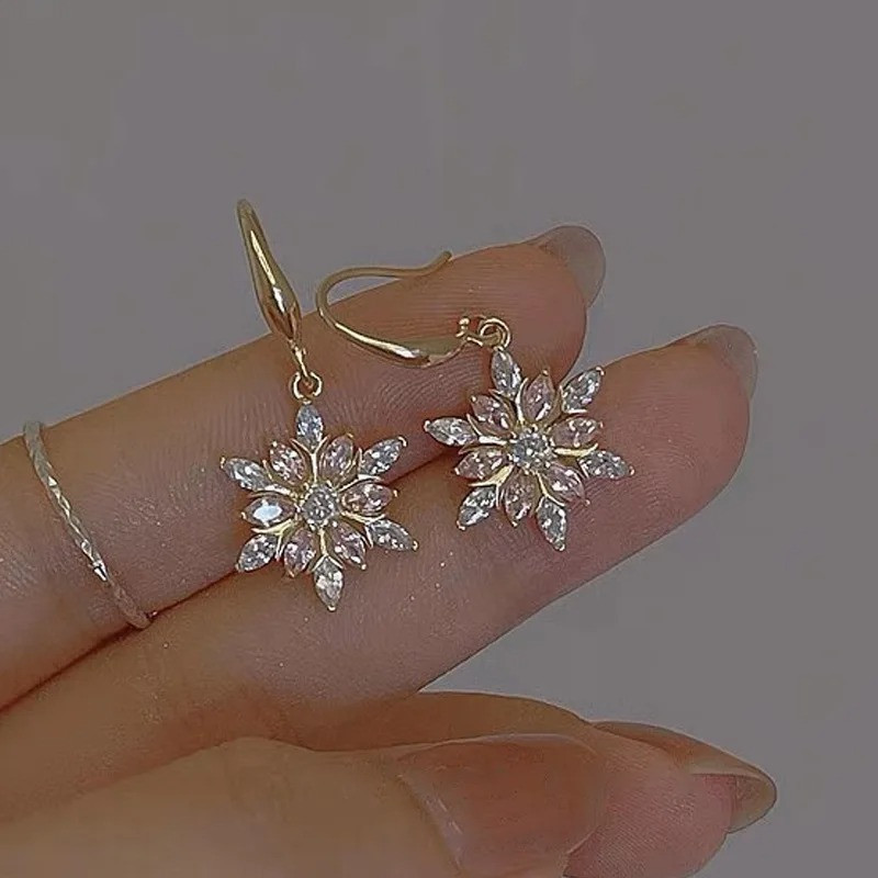 Сережки Liresmina Jewelry модні золотисті сережки з камінням Розкішні білі Сніжинки