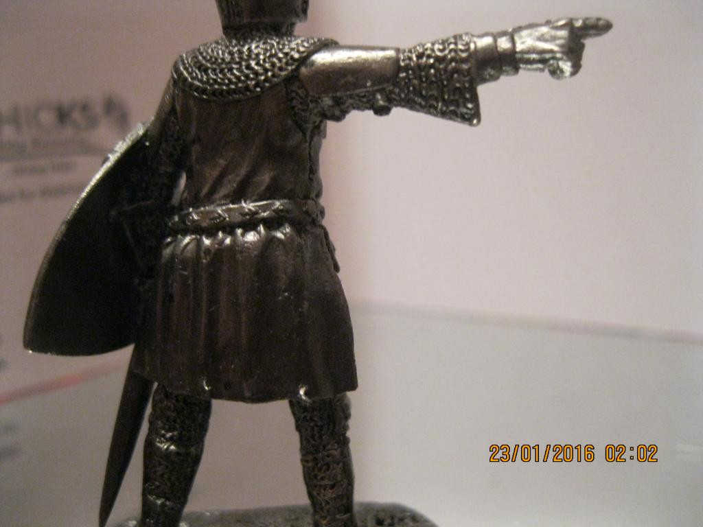 Коллекционная фигурка статуэтка солдат воин рыцарь металл щит меч указывает путь сплав олова - фото 3 - id-p367375840
