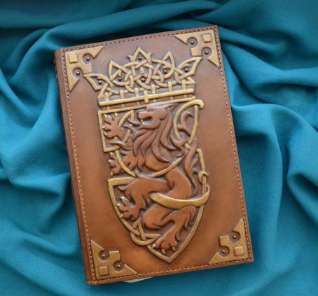 Щоденник А5 формату в шкіряній обкладинці c художнім об'ємним тисненням ручної роботи "Король лев", фото 1