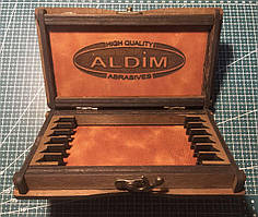 Шкатулка для 6 брусків обшита шкірою всередині. 150х25х7мм — брусок.