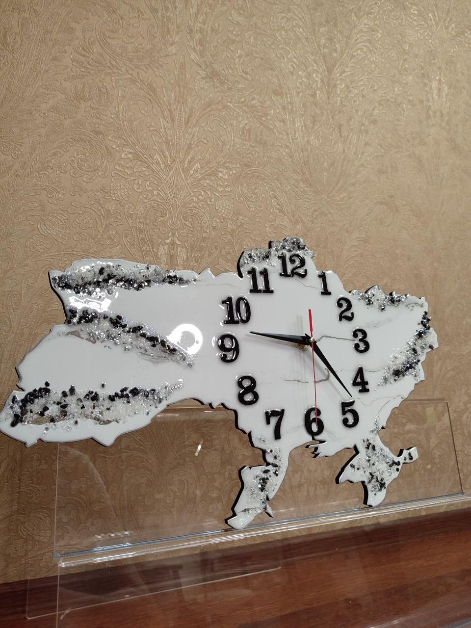 Годинник настінний сірий з епоксидної смоли карта мапа України 55х33 см - фото 1 - id-p1828554502
