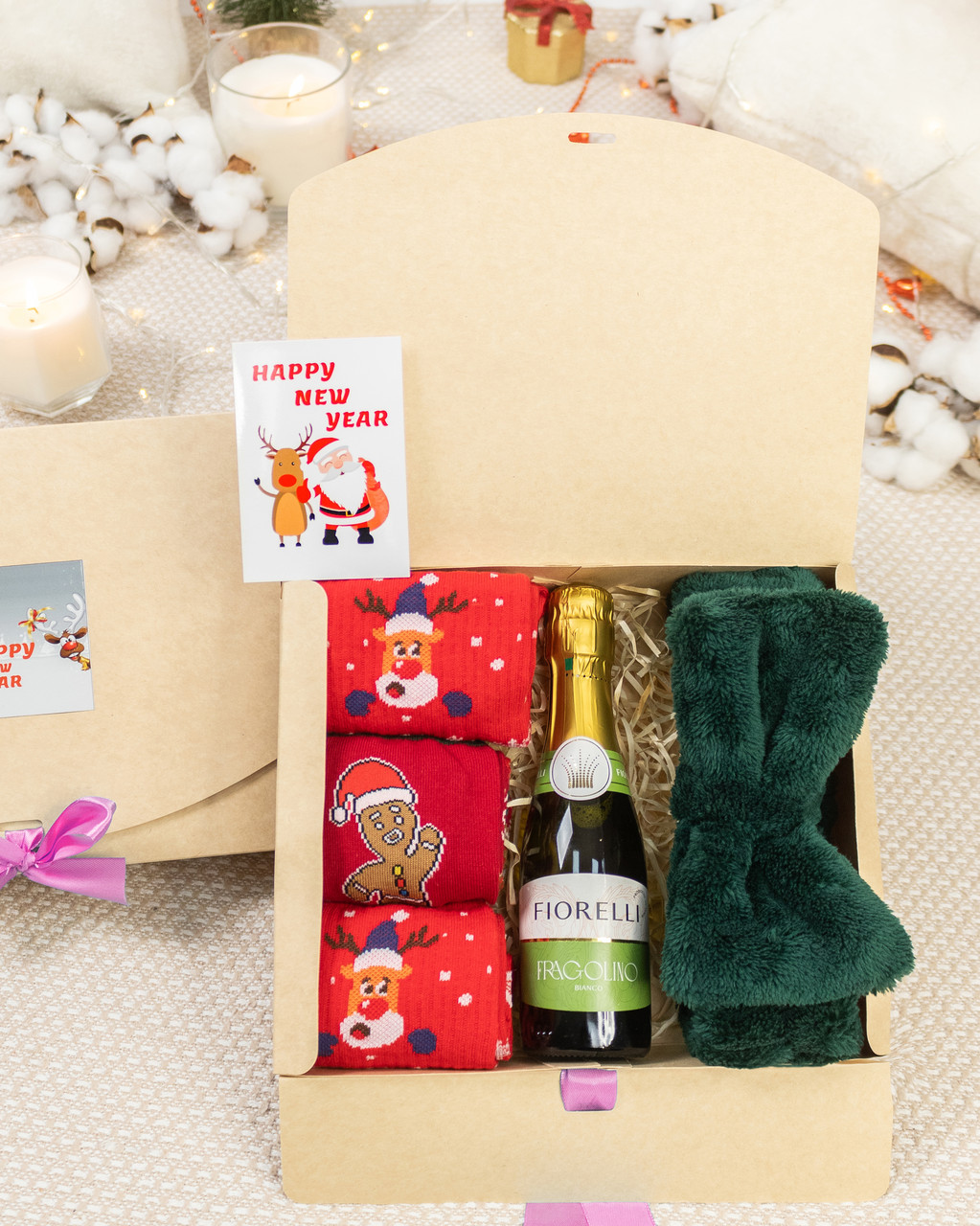 Подарунковий набір жіночий новорічний з косметичною пов'язкою на голову, шкарпетками Олені та Печиво
