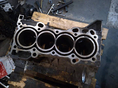 Голый блок мотора двигателя дефектный номерной Suzuki 2,4